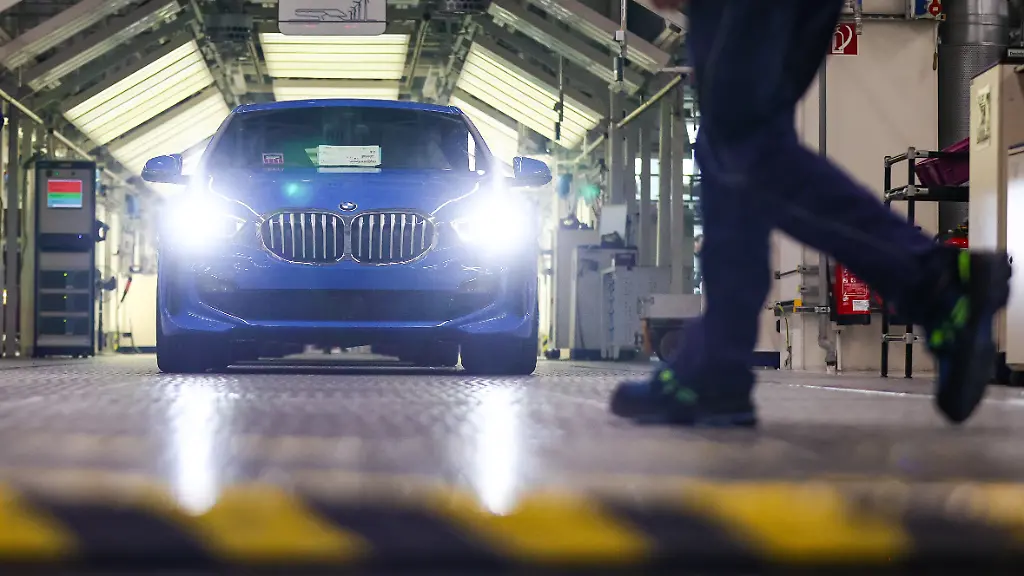 Ein-blauer-BMW-1er-laeuft-im-BMW-Group-Werk-Leipzig-vom-Band