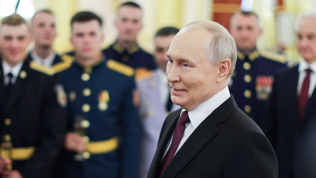DIESES-FOTO-WIRD-VON-DER-RUSSISCHEN-STAATSAGENTUR-TASS-ZUR-VERFUeGUNG-GESTELLT-RUSSIA-MOSCOW-JUNE-23-2026-Vladimir-Putin-front-President-of-Russia-is-seen-during-a-meeting-with-graduates-of-higher-military-educational-institutions-at-the-State-Kremlin-Palace