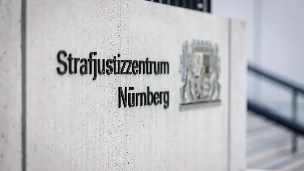 Eine-ehemalige-Polizeiangestellte-soll-sich-aus-der-Asservatenkammer-bedient-haben
