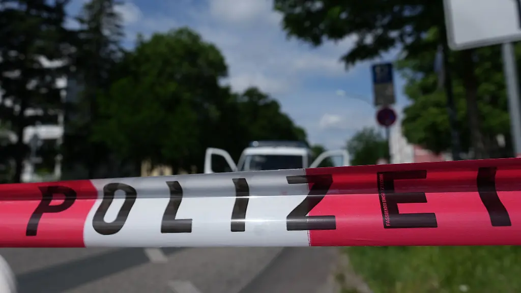 Ein-landwirtschaftlicher-Tankwagen-ist-im-westlichen-Brandenburg-von-der-Strasse-abgekommen