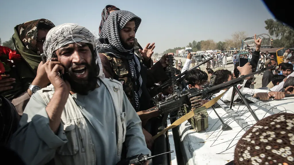 Taliban-Kaempfer-fahren-auf-einem-gepanzerten-Fahrzeug-an-einem-Kontrollpunkt-nahe-dem-Grenzuebergang-Torkham-zwischen-Pakistan-und-Afghanistan