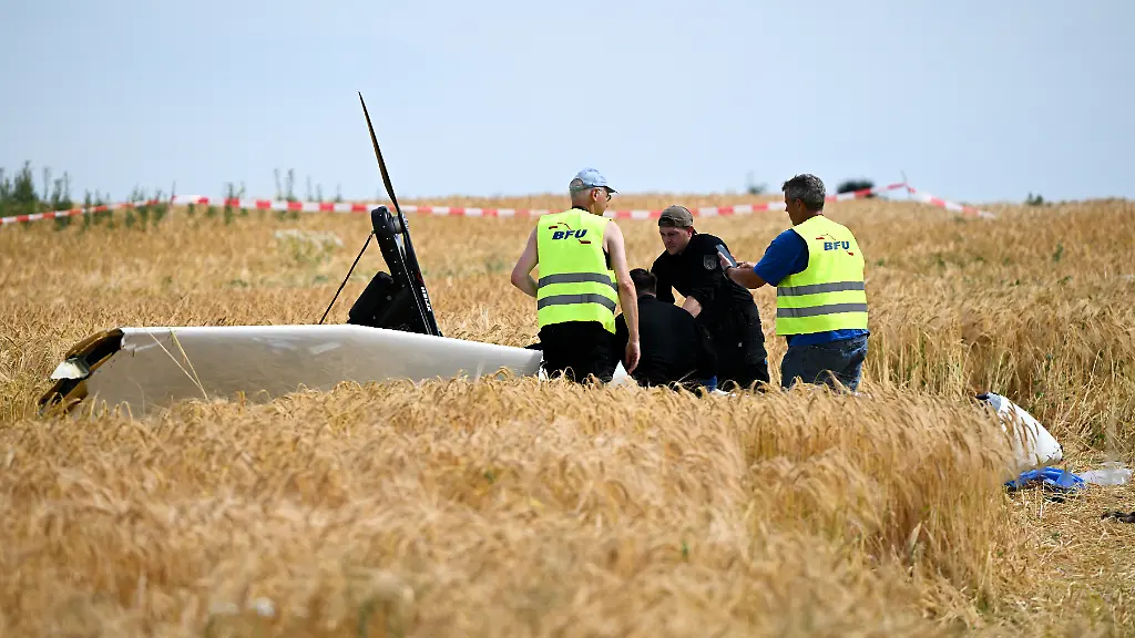 Einsatzkraefte-von-Polizei-und-Bundesstelle-fuer-Flugunfalluntersuchung-sind-nach-einem-Absturz-eines-Kleinflugzeugs-im-Einsatz