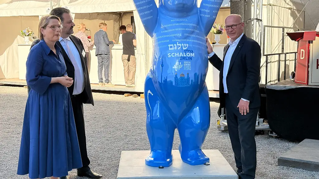 Mit-einem-blauen-Buddy-Baeren-setzt-die-juedische-Gemeinde-Berlin-ein-Zeichen-fuer-Vielfalt-und-sendet-eine-klare-Botschaft-gegen-Antisemitismus