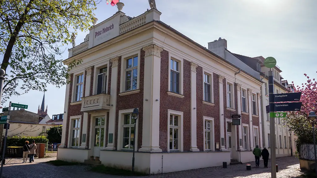 Das-Restaurant-Alte-Ueberfahrt-liegt-an-der-Uferpromenade-der-Insel-Werder
