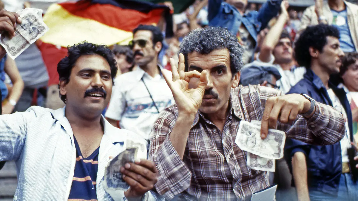 25-06-1982-Fussball-FIFA-WM-1982-in-Spanien-1-Finalrunde-Gruppe-2-BRD-Deutschland-DFB-Oesterreich-1-0-Algeriens-Fans-winken-mit-Geldscheinen