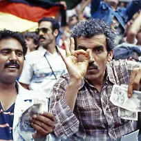 25-06-1982-Fussball-FIFA-WM-1982-in-Spanien-1-Finalrunde-Gruppe-2-BRD-Deutschland-DFB-Oesterreich-1-0-Algeriens-Fans-winken-mit-Geldscheinen