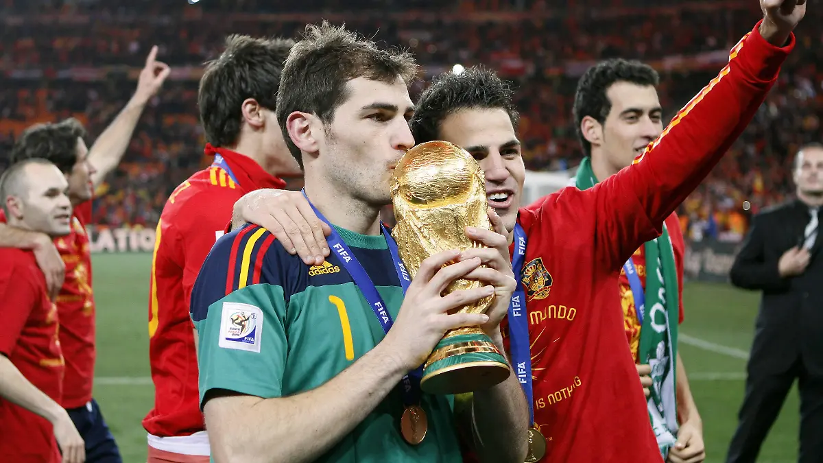 Netherlands-V-Spain-2010-FIFA-World-Cup-WM-Weltmeisterschaft-Fussball-Final-Iker-Casillas-of-Spain-and-Cesc-Fabregas-of-Spain-celebrate-with-World-Cup-Trophy-after-winning-the-2010-FIFA-World-Cup-Final-match-between-Netherlands-and-Spain-at-Soccer-City-on-July-11-2010-in-Johannesburg-South-Africa
