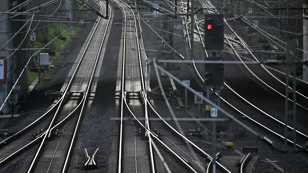 ARCHIV-29-12-2022-Nordrhein-Westfalen-Duesseldorf-Ein-Signal-steht-auf-dem-Flughafenbahnhof-auf-Rot