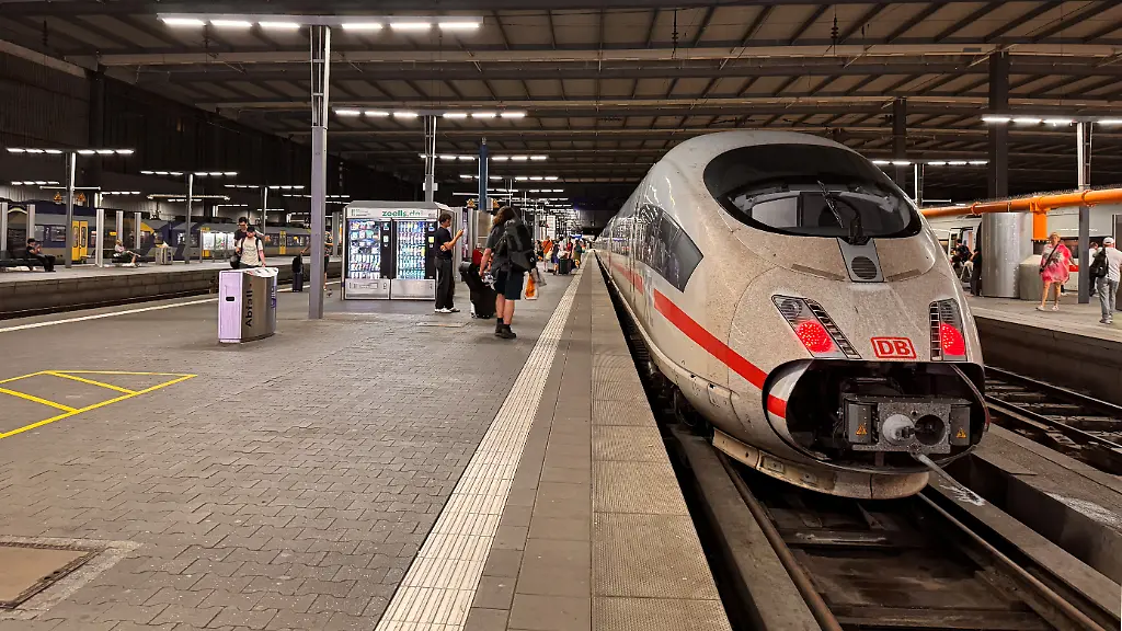Passengers-walk-at-a-platform-of-the-main-train-station-in-Munich-Germany-June-23-2026-after-the-German-rail-operator-Deutsche-Bahn-cancelled-trains-in-Germany-following-a-nationwide-train-radio-outage