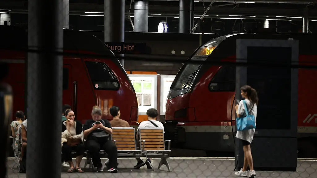 Stundenlang-stand-der-Bahnverkehr-still-nun-rollen-Zuege-wieder-durch-NRW