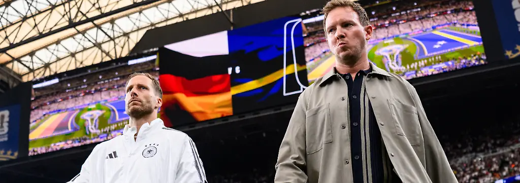 Fussball-Maenner-WM-Deutschland-Curacao-Vorrunde-Gruppe-E-1-Spieltag-Houston-Stadion-Torhueter-Oliver-Baumann-l-Deutschland-und-Bundestrainer-Julian-Nagelsmann-r-Deutschland-laufen-vor-dem-Spiel-in-das-Stadion-ein-ACHTUNG-Gemaess-den-Auflagen-der-FIFA-duerfen-die-Bilder-ausschliesslich-zur-redaktionellen-Verwendung-genutzt-werden-Eine-kommerzielle-Nutzung-ist-ausgeschlossen-Zudem-duerfen-keine-videoaehnlichen-Sequenzen-erstellt-werden-und-es-duerfen-keine-Veraenderungen-weder-im-Vordergrund-noch-im-Hintergrund-am-Bild-vorgenommen-werden