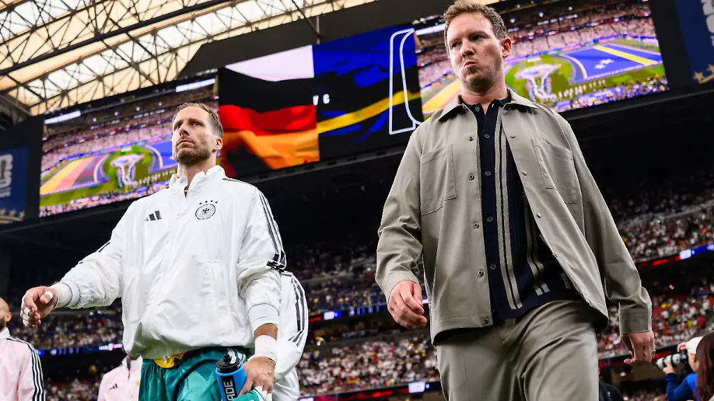 Fussball-Maenner-WM-Deutschland-Curacao-Vorrunde-Gruppe-E-1-Spieltag-Houston-Stadion-Torhueter-Oliver-Baumann-l-Deutschland-und-Bundestrainer-Julian-Nagelsmann-r-Deutschland-laufen-vor-dem-Spiel-in-das-Stadion-ein-ACHTUNG-Gemaess-den-Auflagen-der-FIFA-duerfen-die-Bilder-ausschliesslich-zur-redaktionellen-Verwendung-genutzt-werden-Eine-kommerzielle-Nutzung-ist-ausgeschlossen-Zudem-duerfen-keine-videoaehnlichen-Sequenzen-erstellt-werden-und-es-duerfen-keine-Veraenderungen-weder-im-Vordergrund-noch-im-Hintergrund-am-Bild-vorgenommen-werden