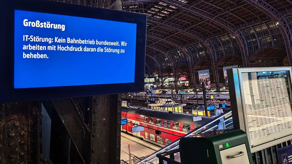 Fuer-Stunden-ging-auch-am-Hamburger-Hauptbahnhof-im-Fern-und-Regionalverkehr-nichts-mehr