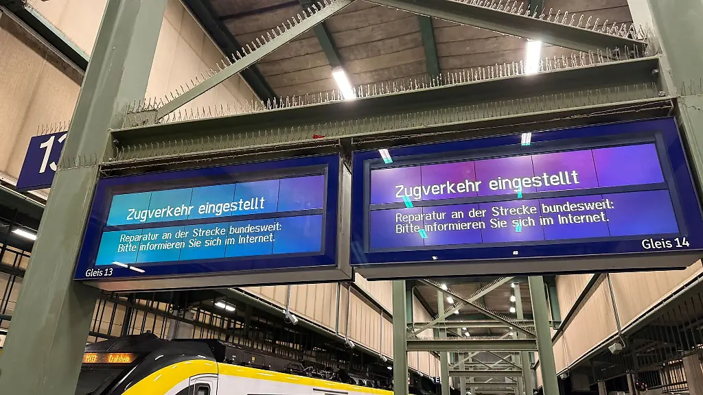 Am-Abend-ist-der-Zugverkehr-eingestellt