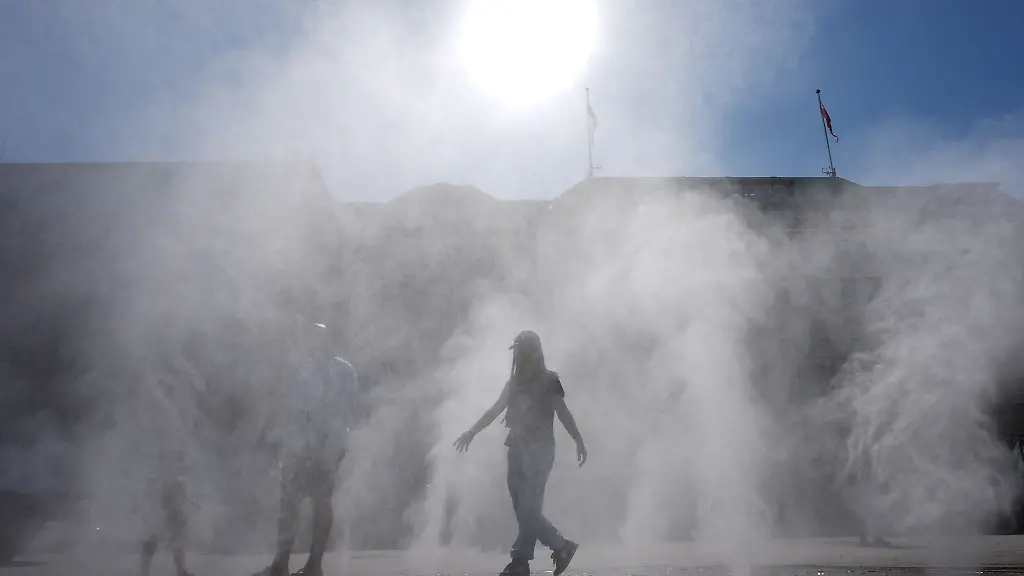 Wassernebel-zur-Abkuehlung-Nicht-nur-in-Hamburg-ist-jede-Hitzepause-willkommen