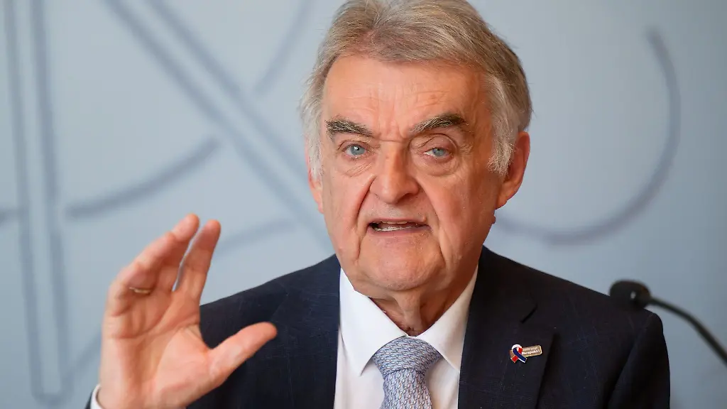 Innenminister-Herbert-Reul-CDU-fordert-ein-anderes-Vorgehen-gegen-gewalttaetige-Fussballfans