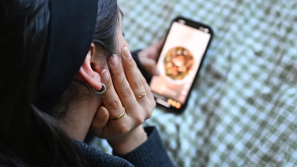 Der-Blick-auf-den-Social-Media-Feed-ist-fuer-viele-Jugendliche-ein-fester-Bestandteil-ihres-Alltags-birgt-aber-auch-Gefahren