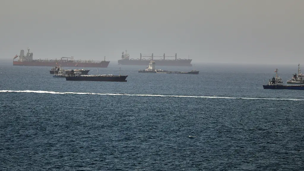 Im-Golf-von-Oman-entlang-der-Schifffahrtsrouten-zwischen-der-Strasse-von-Hormus-und-dem-Arabischen-Meer-Tanker-und-Frachtschiffe-zu-sehen
