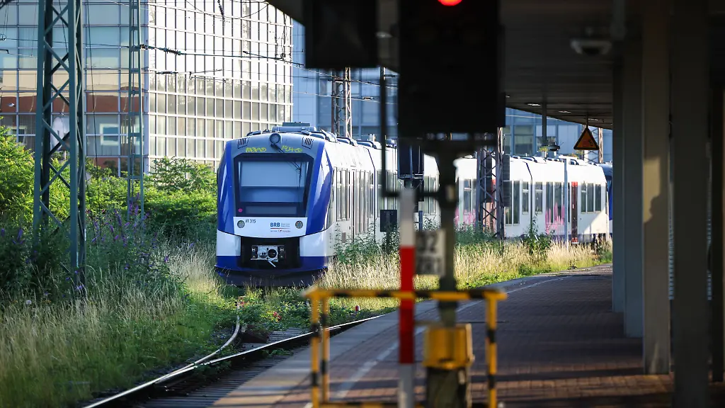 24-06-2026-Nordrhein-Westfalen-Duisburg-Ein-Zug-steht-auf-einem-Nebengleis-am-Hauptbahnhof