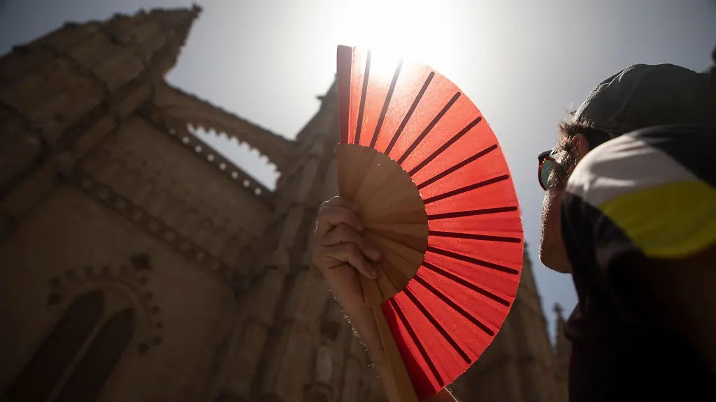 22-06-2026-Spanien-Palma-Eine-Frau-kuehlt-sich-mit-einem-Faecher-ab-Die-Insel-erlebt-derzeit-sehr-hohe-Temperaturen