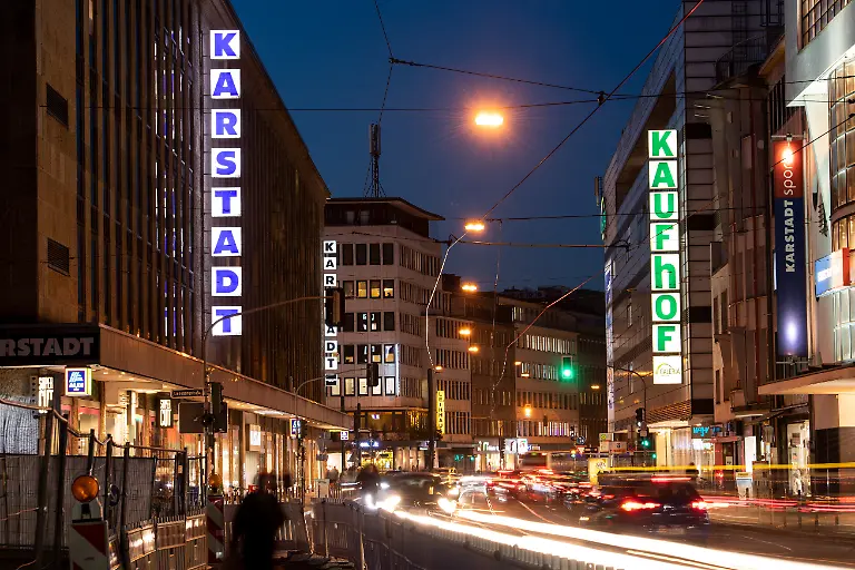 08-11-2018-Nordrhein-Westfalen-Duesseldorf-Filialen-von-Karstadt-und-Galeria-Kaufhof-liegen-sich-an-einer-Strasse-gegenueber-Einen-Monat-nach-der-Anmeldung-des-Zusammenschlusses-von-Karstadt-und-Kaufhof-laeuft-am-09-11-die-Frist-ab-in-der-das-Bundeskartellamt-entscheiden-muss-ob-es-die-Fusion-zulaesst-oder-ob-es-eine-vertiefte-Pruefung-des-Zusammenschlusses-fuer-notwendig-haelt