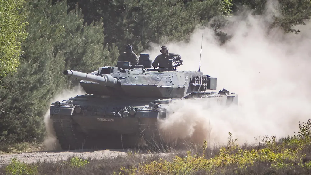 Vom-Ruestungsunternehmen-KNDS-gebauter-Kampfpanzer-Leopard-2-auf-dem-Truppenuebungsplatz-Munster-in-Niedersachsen-waehrend-einer-Vorfuehrung-des-Heers