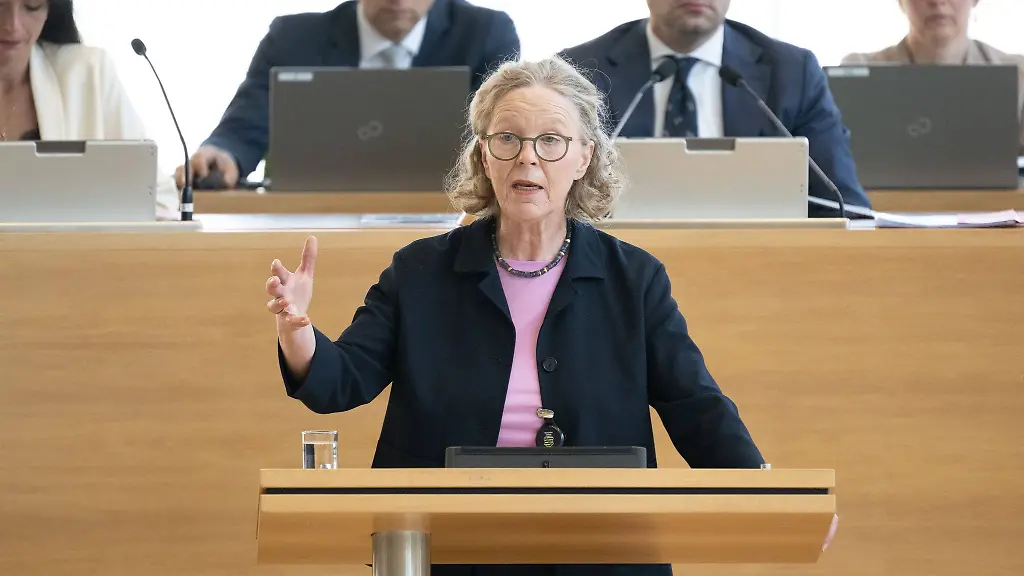 Infrastrukturministerin-Regina-Kraushaar-CDU-warnt-vor-einer-Vernachlaessigung-des-laendlichen-Raumes