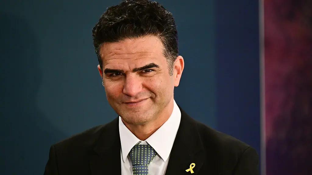 Hessens-Ministerpraesident-Boris-Rhein-ueberreichte-Alon-Meyer-das-Verdienstkreuz-1-Klasse-des-Verdienstordens-der-Bundesrepublik-Deutschland