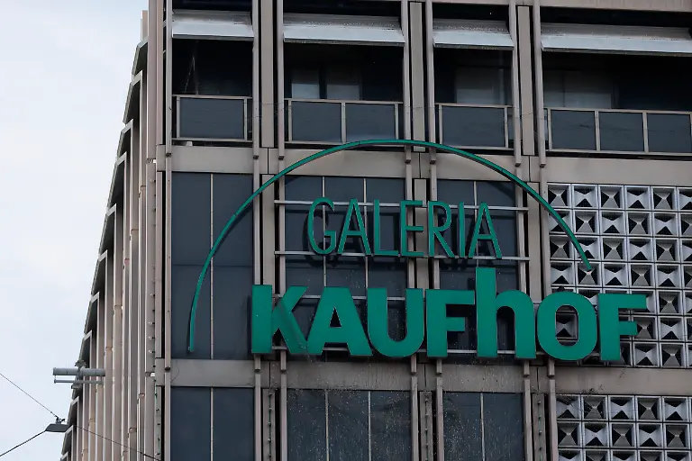 Das-Haus-Galeria-Kaufhof-in-der-Stuttgarter-Eberhardstrasse-ist-laut-einem-Aushang-am-13-03-2023-wegen-einer-Betriebsversammlung-geschlossen-Im-Lauf-des-Tages-erfolgt-die-Bekanntgabe-der-Detailplaene-zu-Galeria-Kaufhaus-Schliessungen-erfolgen