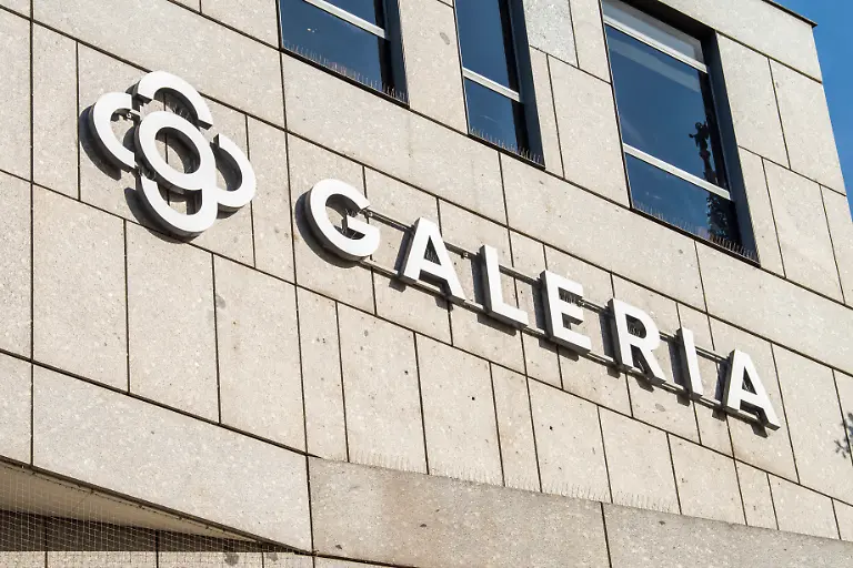 Der-Schriftzug-von-Galeria-im-Kaufhof-Gebaeude-am-Marienplatz-in-Muenchen-NUR-FUeR-REDAKTIONELLE-VERWENDUNG
