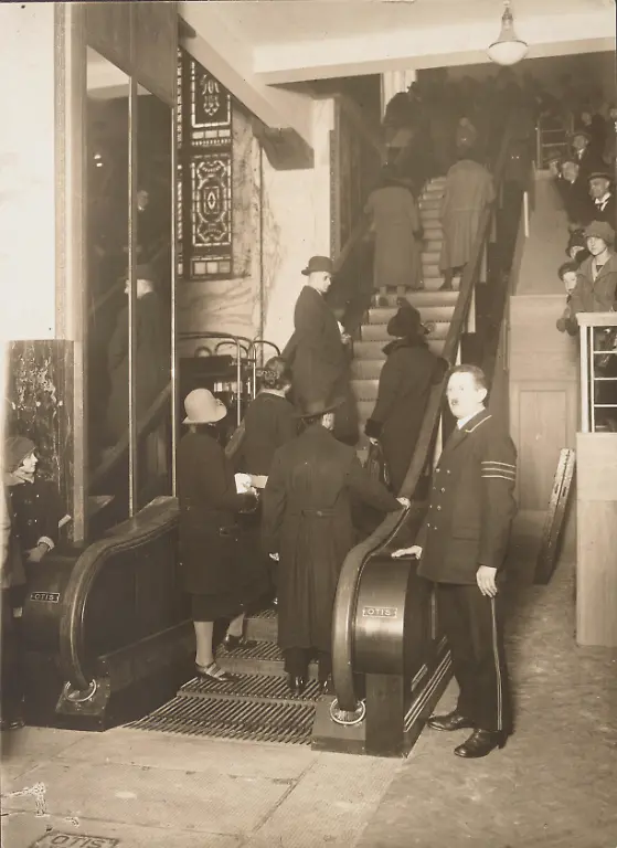 Berlin-Kaufhaus-Tietz-1-Rolltreppe-Foto-Berlin-Kaufhaus-Hermann-Tietz-Alexanderplatz-Inbetriebnahme-der-ersten-Rolltreppe-Deutschlands-in-einem-Kaufhaus-Foto-1925
