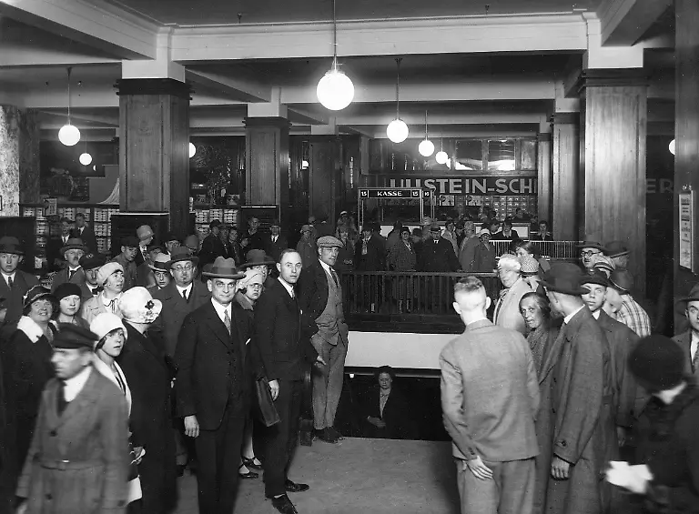 GERMANY-BERLIN-1929-Original-caption-DAS-ERSTE-WARENHAUS-DER-WELT-DAS-EINEN-U-BAHNHOF-HAT-Das-dieser-Tage-opened-Warenhaus-Karstadt-am-Hermannplatz-in-Neukoelln-the-largest-and-most-modern-Warenhaus-in-Europe-ist-das-erste-Geschaeftshaus-der-Welt-das-einen-eigenen-Undergroundbahnhof-hat-Der-Bahnhof-leads-directly-to-the-sales-rooms-Die-Kaeufer-wie-auch-die-Angestellten-koennen-mittelbar-vom-Warenhaus-aus-die-Heimfahrt-antreten-U-B-z-the-U-Bahn-Ausgang-im-Innern-des-Karstadt-Warenhaus