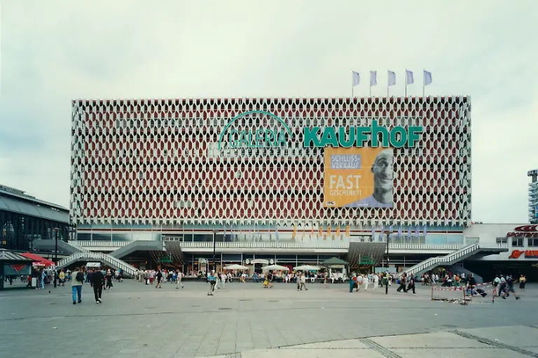 Berlin-Mitte-Galeria-Kaufhof-Berlin-Mitte-Alexanderplatz-Galeria-Kaufhof-ehem-Warenhaus-Centrum-erb-1967-70-Arch-Josef-Kaiser-u-Guenter-Kuhnert-Aussenansicht-von-Suedosten-Foto-Juli-August-2001