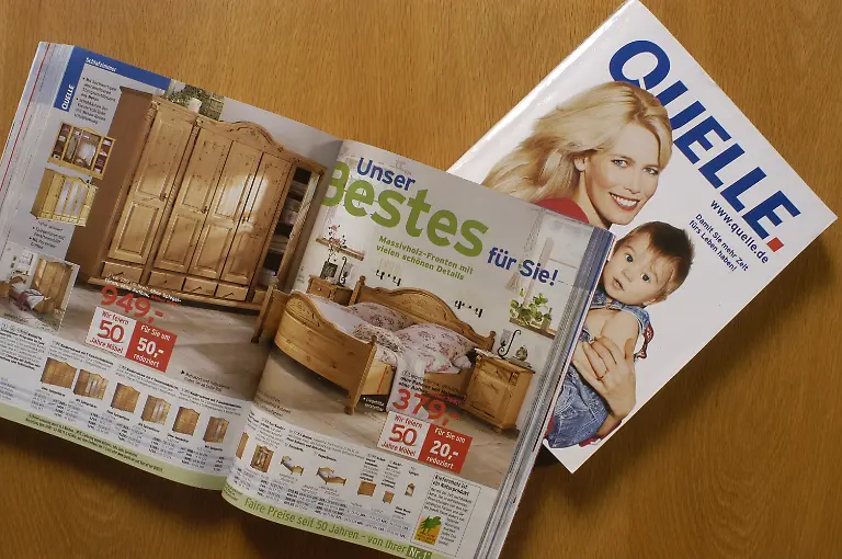 Feature-Quelle-Katalog-10-04-thg-Katalog-Ausgabe-Fruehjahr-Sommer-2004-Prospekt-Broschuere-Wirtschaft-Unternehmen-Firma-Titel-Titelblatt-Titelseite-Claudia-Schiffer-Einkauf-kaufen-einkaufen-Versandhaus-Versender-Versandhauskatalog-Quelle-Karstadt-Konzern-Handel-bestellen-liegend-uebereinander-aufgeschlagen-Moebel-Moebelseite-Schlafzimmer-Einrichtung-Schlafzimmereinrichtung-Bett-Schrank-quer