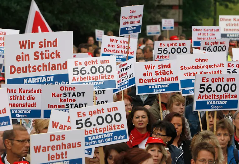 Demonstranten-des-Warenhauses-Karstadt-protestieren-am-Donnerstag-28-Mai-2009-vor-dem-Landtag-in-Duesseldorf-fuer-den-Erhalt-ihrer-Arbeitsplaetze-AP-Photo-Frank-Augstein-Protestors-of-the-storehouse-Karstadt-demand-saving-of-jobs-during-a-demonstration-in-Duesseldorf-western-Germany-Thursday-May-28-2009