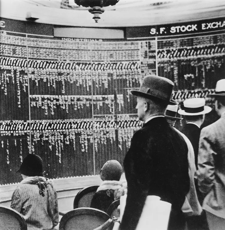 Weltwirtschaftskrise-Grosse-Depression-Oktober-1929-In-der-Halles-des-St-Francis-Hotels-in-San-Francisco-Aktieninhaber-verfolgen-die-Kursbewegungen-der-New-Yorker-Boerse-Foto-Erich-Salomon-18861944