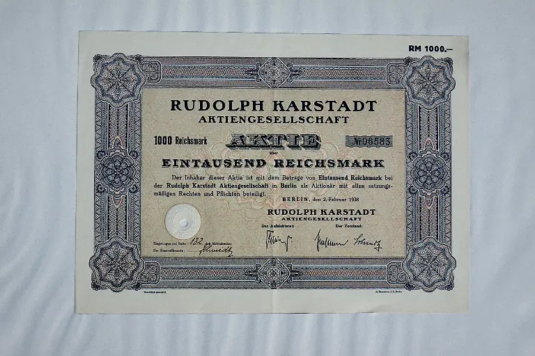 24-03-2024-Borkwalde-Brandenburg-Auf-einer-Aktie-befindet-sich-der-Schriftzug-Rudolph-Karstadt-Aktiengesellschaft