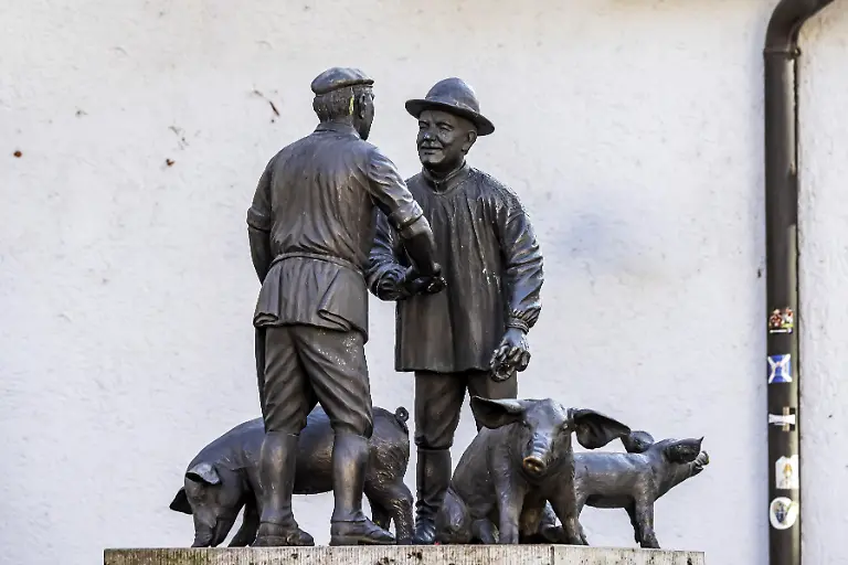 Metzger-und-Bauer-feilschen-um-den-Preis-fuer-ein-Schwein-Statuengruppe-zur-Erinnerung-an-den-Ulmer-Saumarkt
