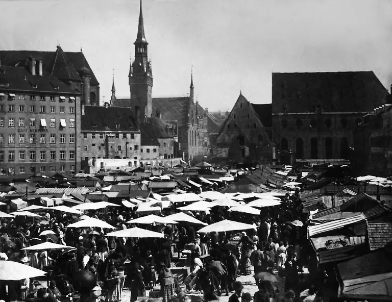 Ansicht-des-Viktualienmarktes-um-1890-Im-Hintergrund-der-Turm-der-Peterskirche-und-die-Heiliger-Geist-Kirche-Aufnahmedatum-01-01-1890-31-12