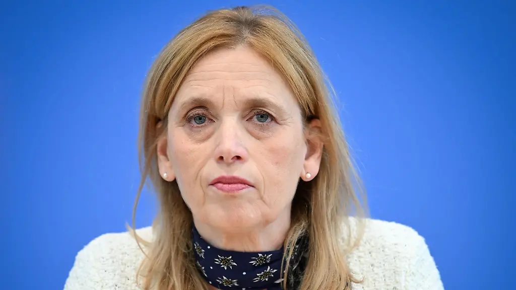 Familienministerin-Prien-ist-fuer-Social-Media-Beschraenkungen-fuer-Kinder