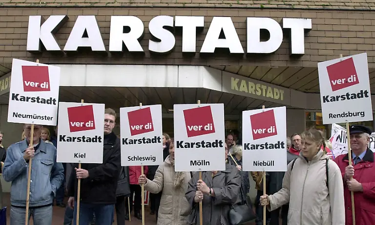 Mitarbeiter-der-scheswig-holsteinischen-Karstadt-Filialen-demonstrieren-am-Mittwoch-20-10-2004-in-Schleswig-fuer-den-Erhalt-ihrer-Arbeitsplaetze-Rund-100-Betriebsraete-der-noerdlichsten-Karstadt-Filialen-treffen-sich-in-Schleswig-zu-einer-Krisensitzung-Es-geht-um-die-Schliessung-von-Kaufhaeusern-und-rund-2000-Arbeitsplaetze