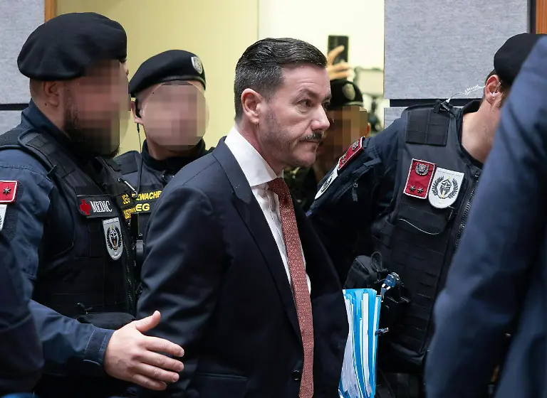 ABD0038-20251014-INNSBRUCK-OeSTERREICH-Der-Angeklagte-Rene-Benko-zu-Beginn-des-Prozesses-gegen-den-Signa-Gruender-wegen-des-Vorwurfs-der-betruegerischen-Krida-am-Dienstag-14-Oktober-2025-im-Landergericht-Innsbruck