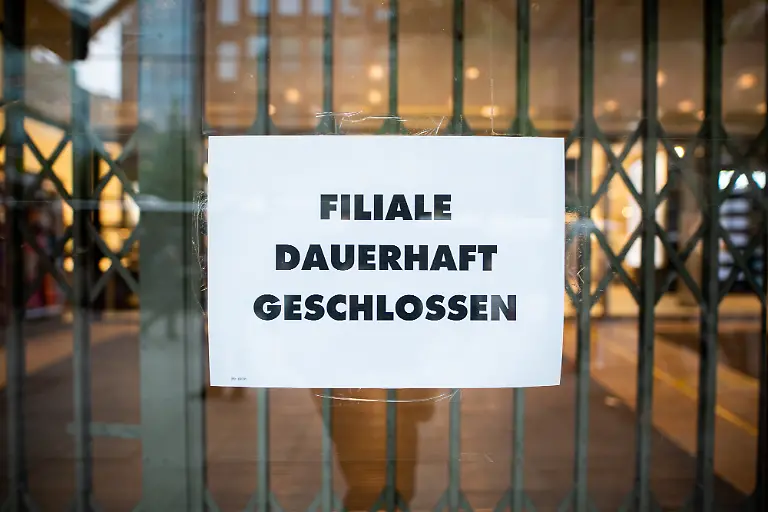 Ein-Zettel-mit-der-Aufschrift-Filiale-dauerhaft-geschlossen-haengt-im-Schaufenster-einer-geschlossenen-Galeria-Kaufhof-Karstadt-Filiale-in-der-Moenckebergstrasse-Nach-der-Schliessung-der-beiden-grossen-Kaufhaeuser-Galeria-Kaufhof-Karstadt-und-Karstadt-Sport-in-der-Hamburger-Innenstadt-sucht-der-Einzelhandel-nach-neuen-Konzepten