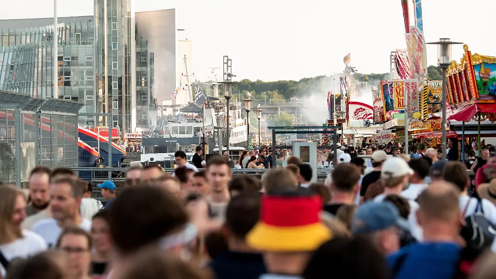 Die-Kieler-Woche-verlaeuft-aus-polizeilicher-Sicht-etwas-friedlicher-als-im-vergangenen-Jahr