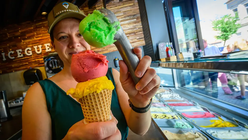 Eine-Kugel-geht-noch-Bei-der-Hitze-haben-Eisdielen-Hochsaison