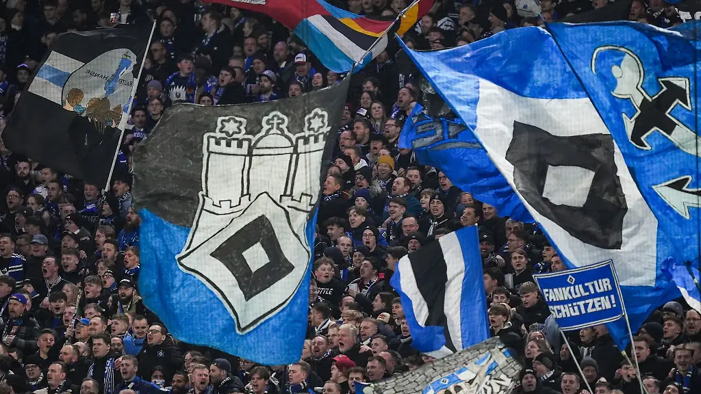 Der-Hamburger-SV-hat-die-Maenner-und-die-Frauenmannschaft-des-FC-Everton-zu-Gast