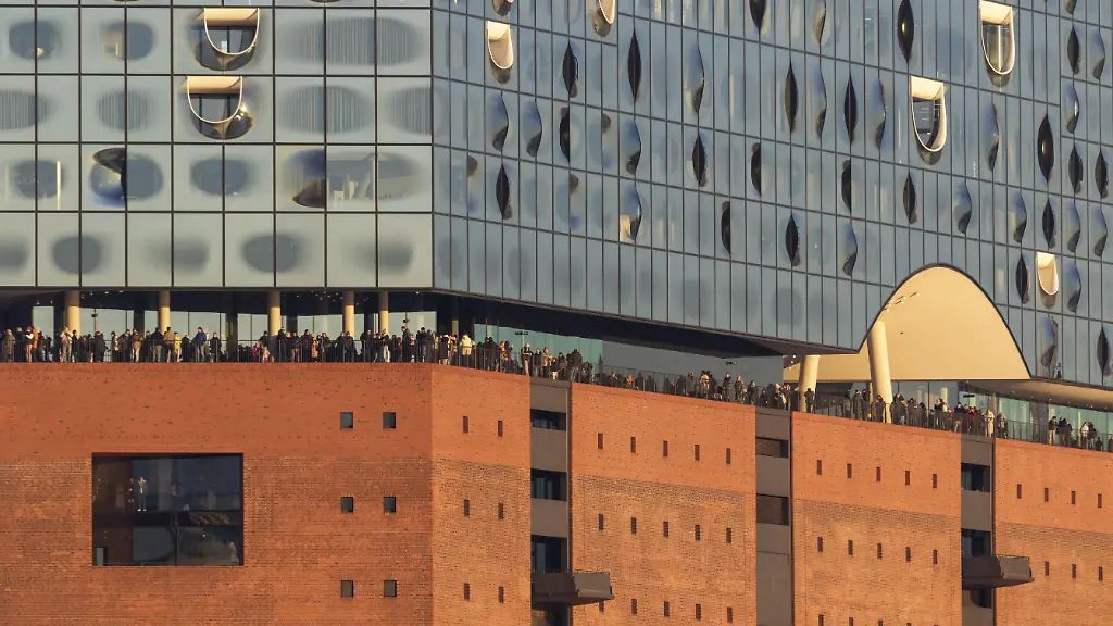 Touristenattraktion-Architektur-Detailansicht-Touristen-auf-der-Aussichtsplattform-Plaza-Elbphilharmonie-im-Abendlicht-Hafencity-Hamburg-Deutschland