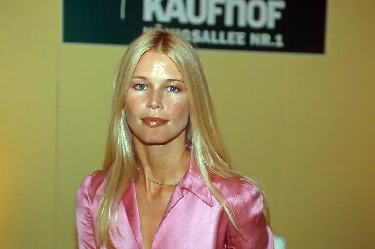 Model-Claudia-Schiffer-bei-der-Eroeffnung-des-House-of-Beauty-Shops-in-der-Galeria-Kaufhof-in-Duesseldorf-Deutschland-2000-German-model-Claudia-Schiffer-at-the-opening-of-House-of-Beauty-shop-at-Galeria-Kaufhof-in-Duesseldorf-Germany-2000