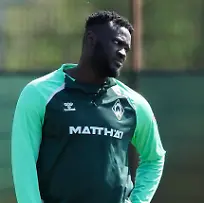 Victor-Boniface-Werder-Bremen-schaut-enttaeuscht-Bundesliga-Training-Werder-Bremen-Trainingsplatz-am-Weserstadion-am-15-April-2026-in-Bremen-Deutschland-Foto-von-Marco-Steinbrenner-DeFodi-Images-Victor-Boniface-Werder-Bremen-looks-dejected-Bundesliga-Training-Werder-Bremen-Trainingsplatz-am-Weserstadion-April-15-2026-in-Bremen-Germany-Photo-by-Marco-Steinbrenner-DeFodi-Images-DFB-DFL-REGULATIONS-PROHIBIT-ANY-USE-OF-PHOTOGRAPHS-AS-IMAGE-SEQUENCES-AND-OR-QUASI-VIDEO