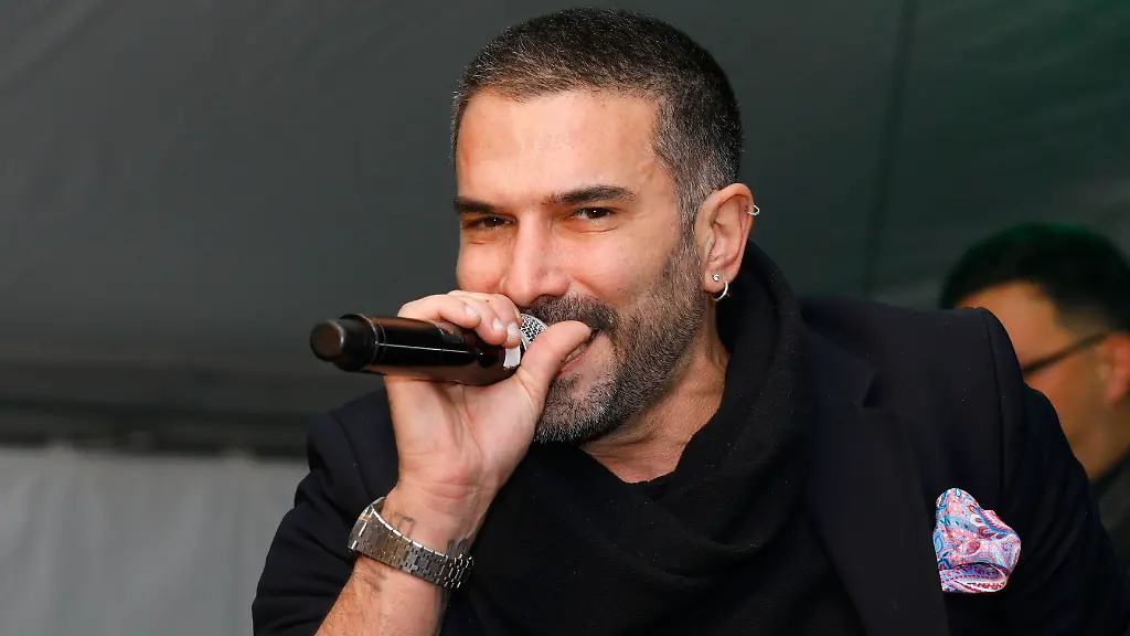 Marc-Terenzi-beim-Weihnachtsfest-der-Walentowski-Galerien-mit-Kunst-Premiere-von-Mike-Kraus-und-Charity-Auktion-Promis-fuer-Tiere-in-der-Galerie-am-Hellweg-Werl-02-12